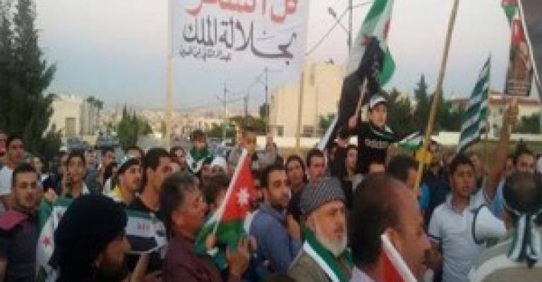 سوريون يحتفون بطرد السفير سليمان سوريون يحتفون بطرد السفير سليمان