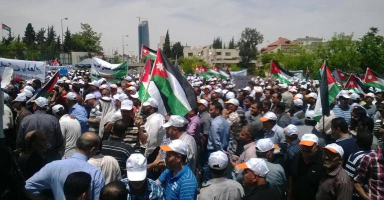 المعلمون يغلقون الدوار الرابع 