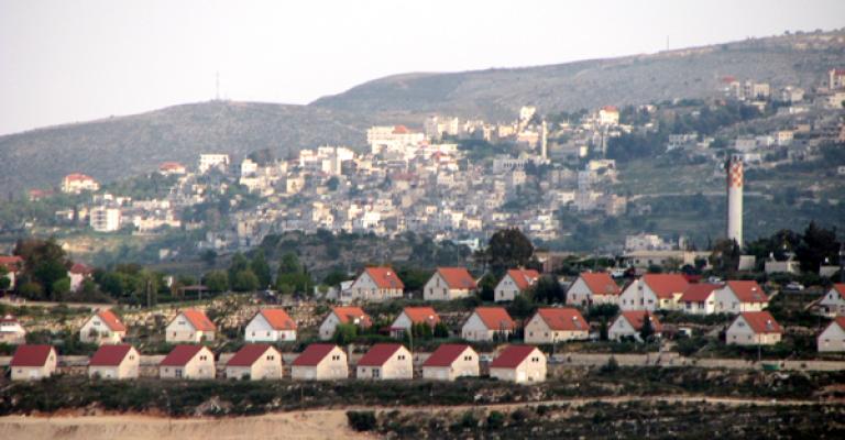 الخليل: عشرات المستوطنين يشرعون ببناء وحدات استيطانية