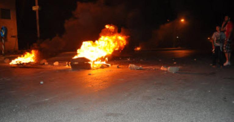 دير علا: أصحاب محال بيع قهوة يغلقون طرقا بالإطارات المشتعلة