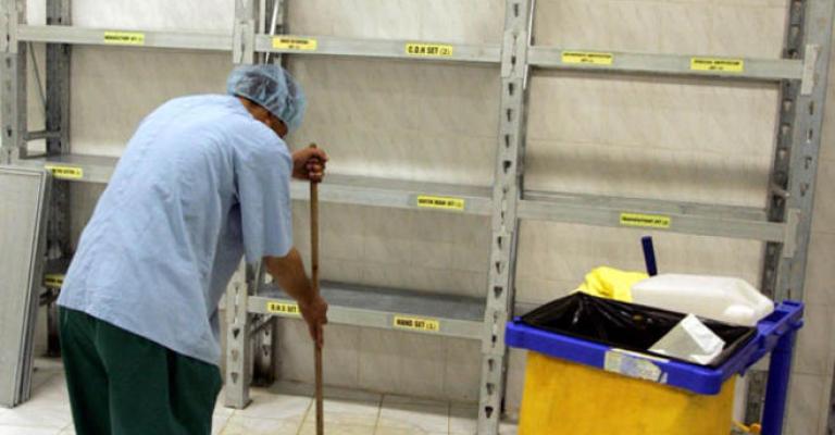 عمال "الخدمات المساندة".. ظروف ترقى الى "السخرة"