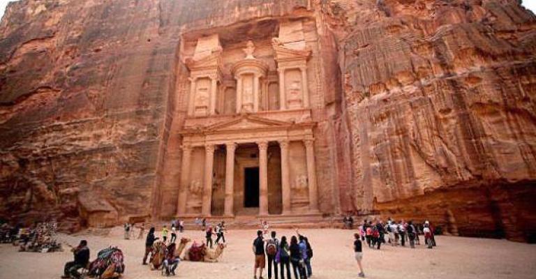 10 % من العاملين بالقطاع السياحي من النساء 10 % من العاملين بالقطاع السياحي من النساء