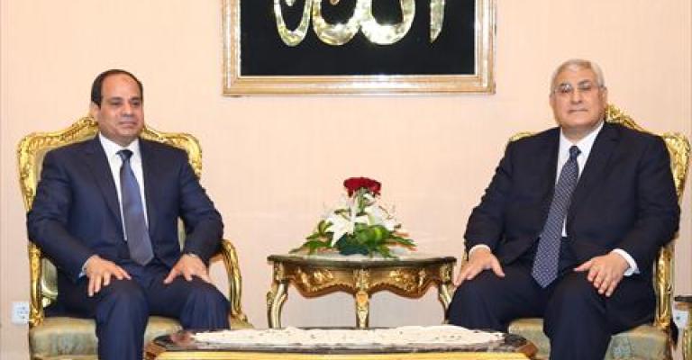السيسي ومنصور يوقعان وثيقة تسلم السلطة السيسي ومنصور يوقعان وثيقة تسلم السلطة