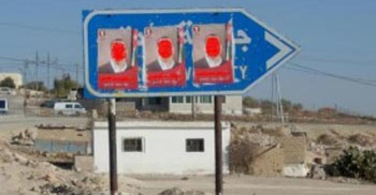 شواخص مرورية تتحول الى لوحات اعلانية في الزرقاء