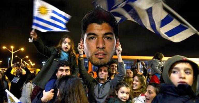 "عضة سواريز" تتحول إلى "قضية سياسية" "عضة سواريز" تتحول إلى "قضية سياسية"