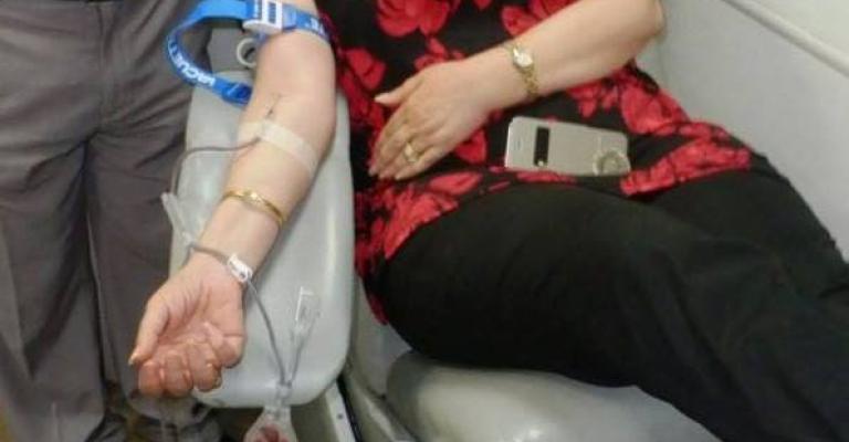 ناشطون يتبرعون بالدم لجرحى غزة في مجمع النقابات 