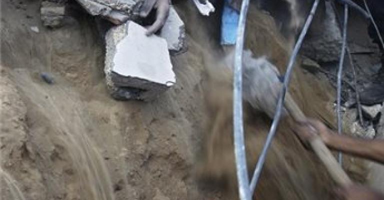 عشرات الشهداء والجرحى في قصف مدرسة بيت حانون عشرات الشهداء والجرحى في قصف مدرسة بيت حانون