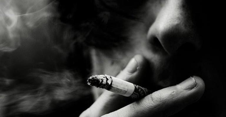 الافطار على سيجارة.. إغراء لا يقاومه الكثيرون برغم المخاطر
