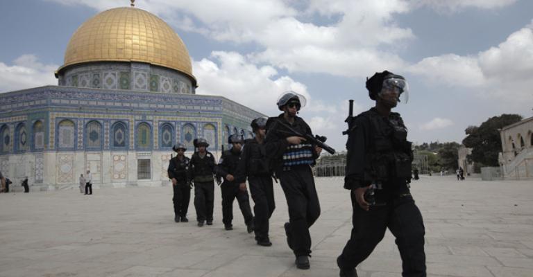 مستوطنون يقتحمون الاقصى بحراسة الشرطة الإسرائيلية مستوطنون يقتحمون الاقصى بحراسة الشرطة الإسرائيلية