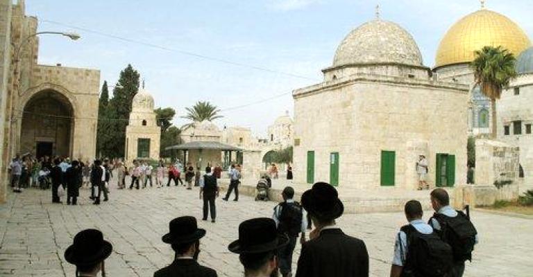 مستوطنون يقتحمون المسجد الاقصى بحراسة الشرطة الإسرائيلية مستوطنون يقتحمون المسجد الاقصى بحراسة الشرطة الإسرائيلية