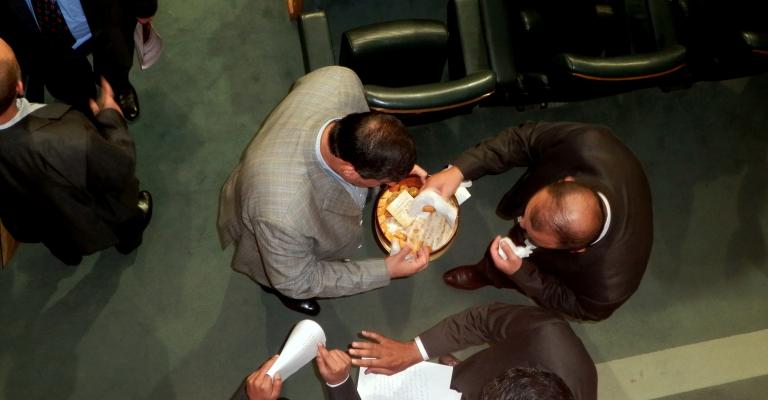 فلسطين النيابية توزع حلوى تحت القبة احتفالا بـ"نصر غزة"