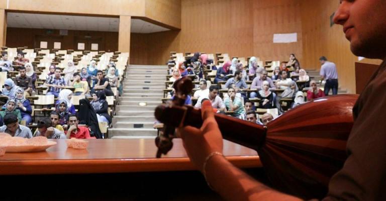 أستاذ في "الهاشمية" يستكشف مواهب الطلبة خلال المحاضرات