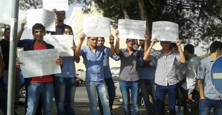 الطلبة العائدون من اليمن يهددون بالعودة الى جامعاتهم باليمن