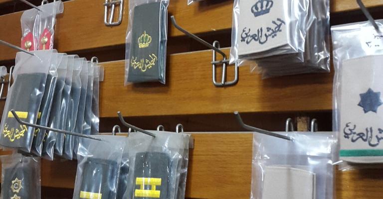 الركود يضرب مهنة "خياط الجيش" في الزرقاء