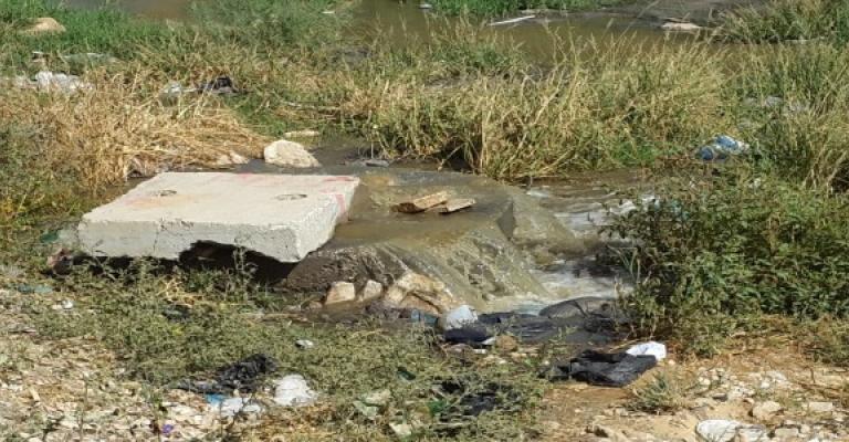 فيضان مجاري حي النزهة يواصل استعصاءه على حلول السلطة