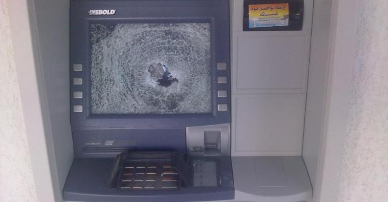 القبض على متورطين بسرقة 100 الف دينار من صرافات آلية القبض على متورطين بسرقة 100 الف دينار من صرافات آلية