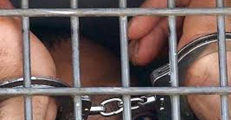 والدة محمد... من "أم الشهيد" إلى "أم المعتقل" والدة محمد... من "أم الشهيد" إلى "أم المعتقل"