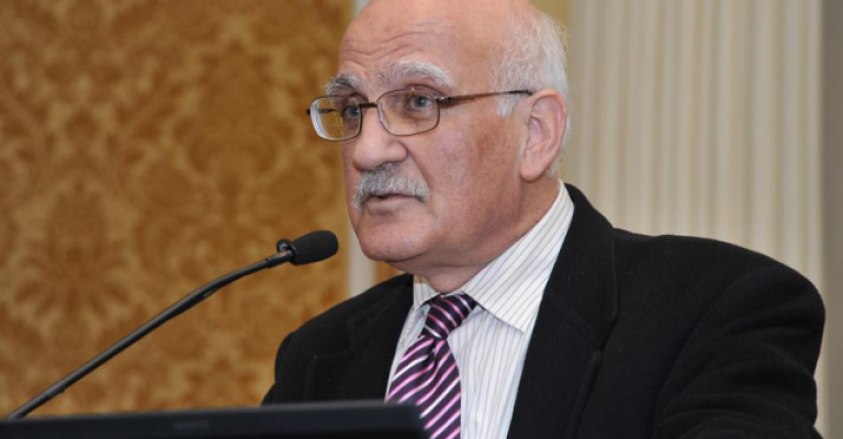 منح البروفيسور نايفه لقب شخصية العام 2014 منح البروفيسور نايفه لقب شخصية العام 2014