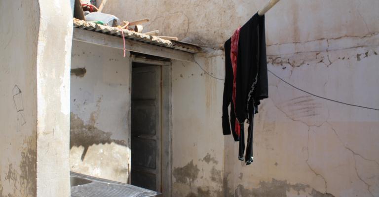 اللاجئ السوري بين مطرقة الإيجار وسندان المخيم اللاجئ السوري بين مطرقة الإيجار وسندان المخيم