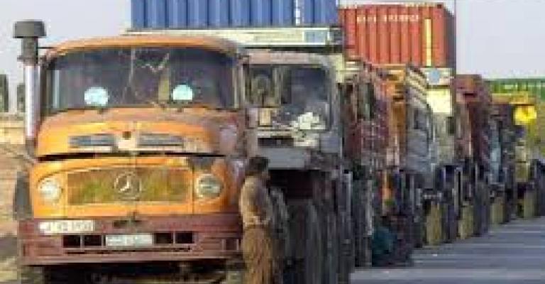 سائقون سوريون على الحدود... بين إرهاصات الأزمة وقوانين حفظ الأمن سائقون سوريون على الحدود... بين إرهاصات الأزمة وقوانين حفظ الأمن