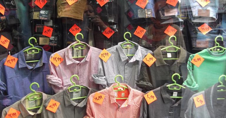 تجار بالزرقاء يتحدون القانون ويصرون على عدم اعلان الاسعار!