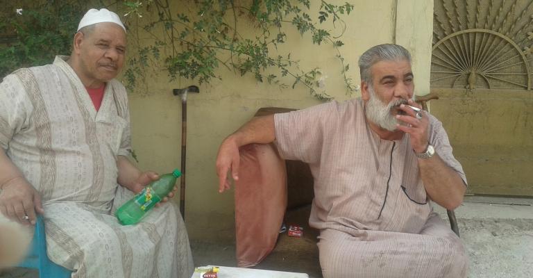 مجالس عتبات البيوت والدكاكين.. طقس زرقاوي يقاوم الاندثار