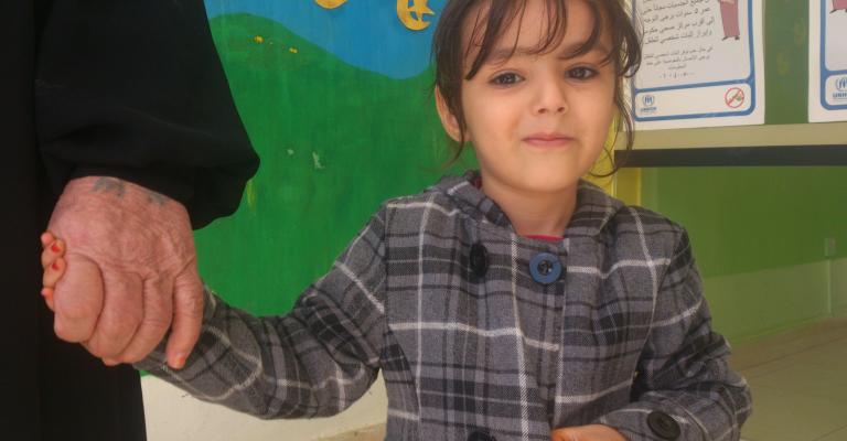 لاجئة سورية تبتسم للكاميرا من مخيم الزعتري / تصوير حزم المازوني