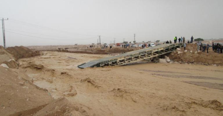 إربد: انقاذ مركبتين حاصرتهما مياه الأمطار إربد: انقاذ مركبتين حاصرتهما مياه الأمطار