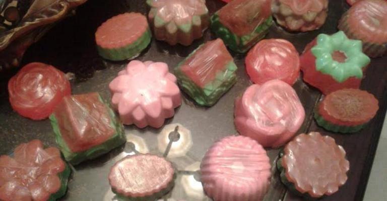 سوريات يحملن على أكتافهن حمل اللجوء سوريات يحملن على أكتافهن حمل اللجوء