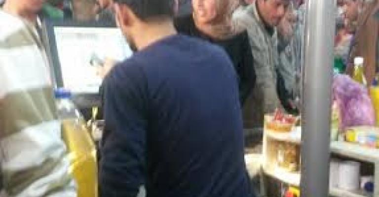 تخبط في الية صرف المساعدات الغذائية وازدحام خانق في مولات مخيم الزعتري تخبط في الية صرف المساعدات الغذائية وازدحام خانق في مولات مخيم الزعتري