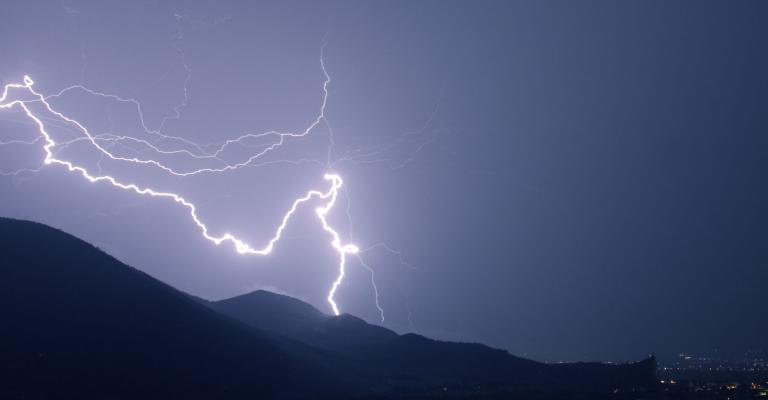 انخفاض درجات الحرارة وأمطار مصحوبة بالرعد انخفاض درجات الحرارة وأمطار مصحوبة بالرعد