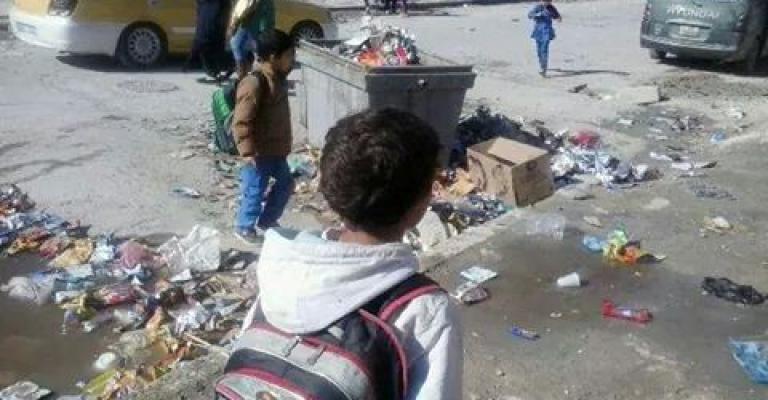 شارع المدارس بمنطقة التطوير يغرق بالنفايات والحفر.. والمسؤولون يتجاهلون النداءات شارع المدارس بمنطقة التطوير يغرق بالنفايات والحفر.. والمسؤولون يتجاهلون النداءات