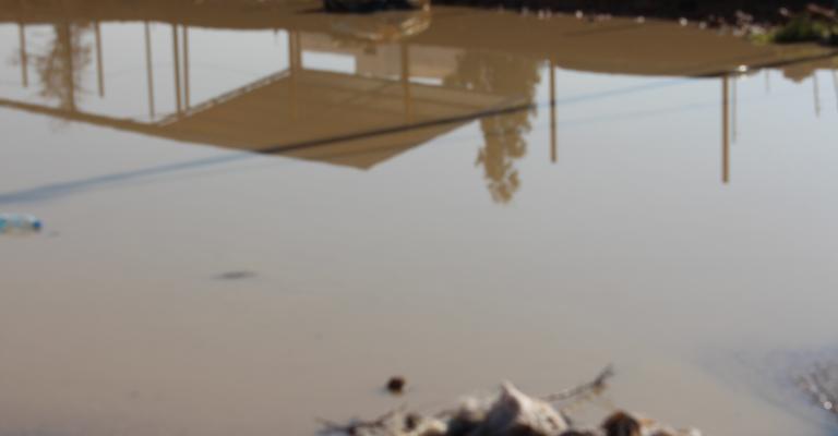 المستنقعات والانخسافات تعود الى شارع الظليل الرئيسي مع بدء الشتاء