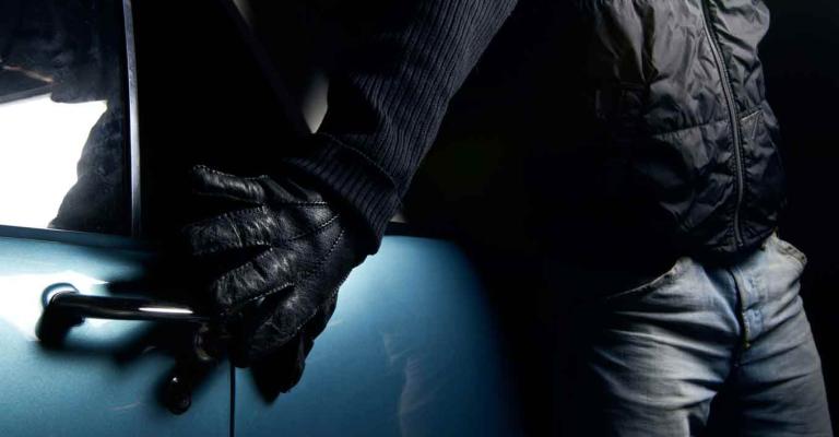 القبض على مجموعة سرقة سيارات محملة بالبضائع