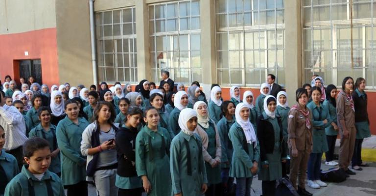 وقفة احتجاجية بعد الإعتداء على معلمة بمدرسة "خادم الحرمين" وقفة احتجاجية بعد الإعتداء على معلمة بمدرسة "خادم الحرمين"