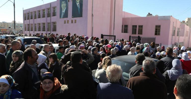 طلاب التوجيهي امام أحدى المدارس في العاصمة عمان قبيل بدأ الامتحان - الصورة من حمزة المزرعاوي 