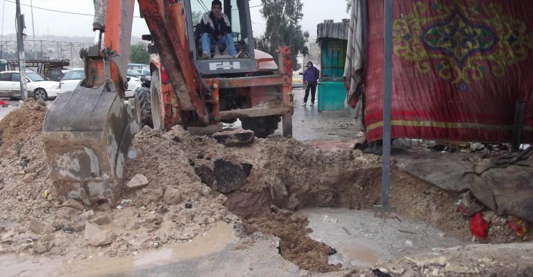 السلطة تستبدل قسما من خط مياه جنوب المخيم بعد تكرار كسره