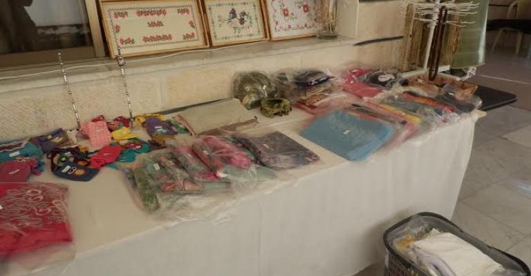 مشغل يدوي تابع لمنظمة "سوريات عبرالحدود" يعرض منتجات لنساء سوريات / تصوير أغيد محمد