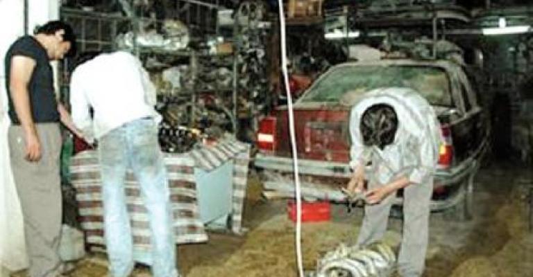 "ثقافة العيب" ترهق حملة الشهادات العليا من اللاجئين العاملين "ثقافة العيب" ترهق حملة الشهادات العليا من اللاجئين العاملين