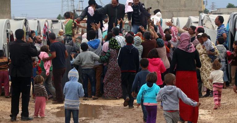 لاجئون يشتكون من عدسات الكاميرات أثناء تسليمهم المساعدات لاجئون يشتكون من عدسات الكاميرات أثناء تسليمهم المساعدات