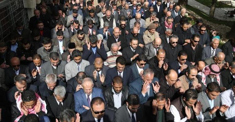 اعتصام وصلاة غائب أمام النقابات المهنية