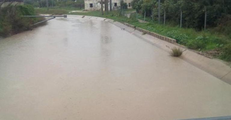 وفاة خمسة اشخاص من عائلة واحدة بعد سقوط مركبتهم بقناة الملك عبدالله وفاة خمسة اشخاص من عائلة واحدة بعد سقوط مركبتهم بقناة الملك عبدالله