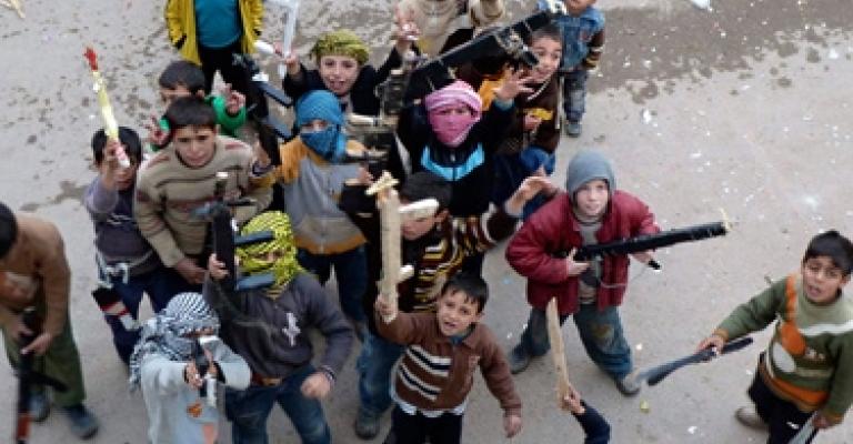 مظاهراتٌ وجنازاتٌ ومعارك... أحدث ألعابِ أطفال اللاجئين مظاهراتٌ وجنازاتٌ ومعارك... أحدث ألعابِ أطفال اللاجئين