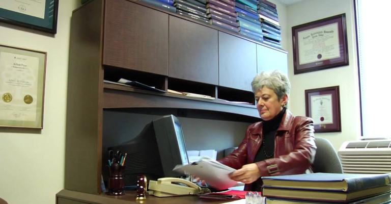 ليندا هتشيون: فلسفة العلاقة بين النسوية وما بعد الحداثة