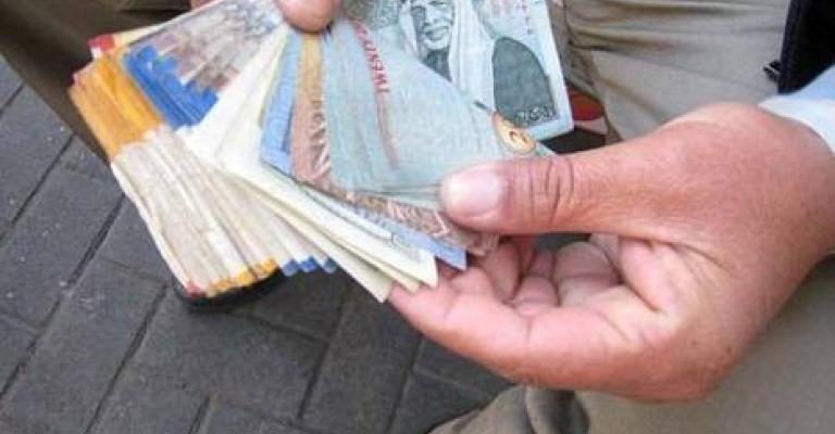 مساعداتٌ من لاجئين في المخيمات لنّازحينَ داخلَ سورية مساعداتٌ من لاجئين في المخيمات لنّازحينَ داخلَ سورية