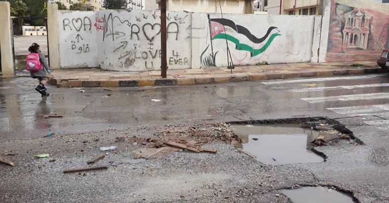 التهبطات والحفر الإنشائية تطيح بسيارات مواطنين بعد العاصفة