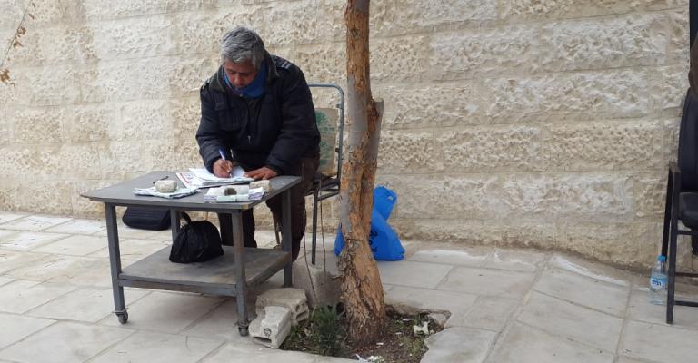 كاتب الاستدعاءات.. طاولة ومظلة والرزق على الله كاتب الاستدعاءات.. طاولة ومظلة والرزق على الله