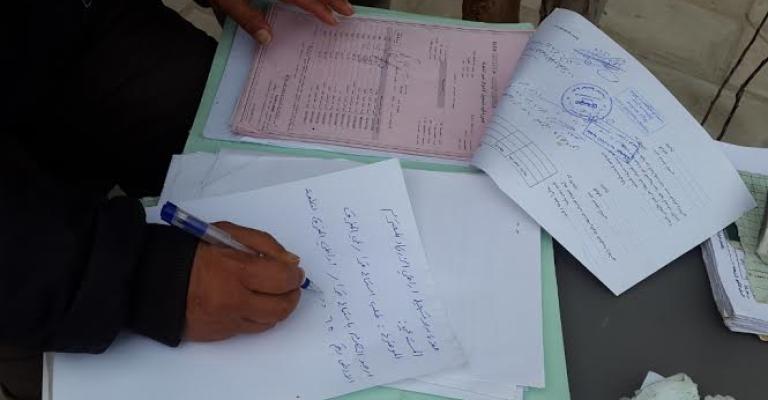 كاتب الاستدعاءات.. طاولة ومظلة و"الرزق على الله" كاتب الاستدعاءات.. طاولة ومظلة و"الرزق على الله"