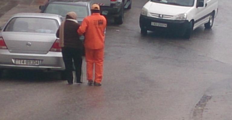 عامل نظافة في أمانة عمّان يساعد عجوز -عمّان نت