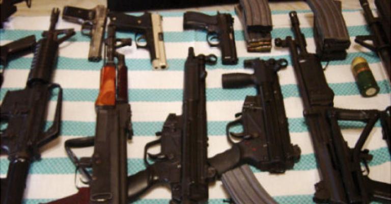 الأمن يقبض على 7 بتهمة إتجار بالأسلحة وآخر لزراعته الماريغوانا الأمن يقبض على 7 بتهمة إتجار بالأسلحة وآخر لزراعته الماريغوانا